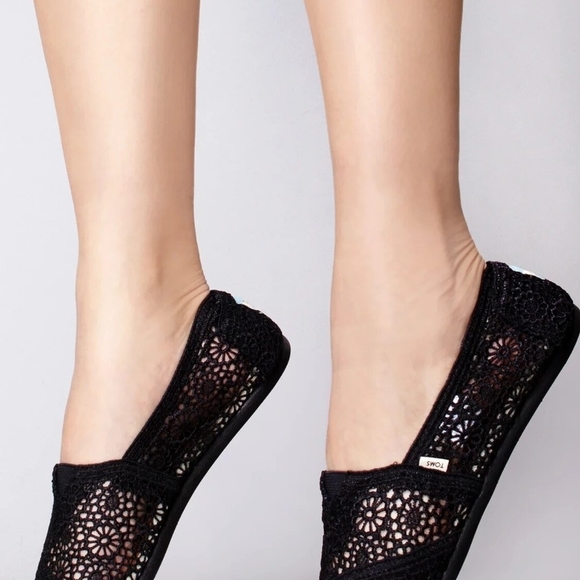 TOMS Women's Black Floral Crochet Flats - Picture 8 of 9